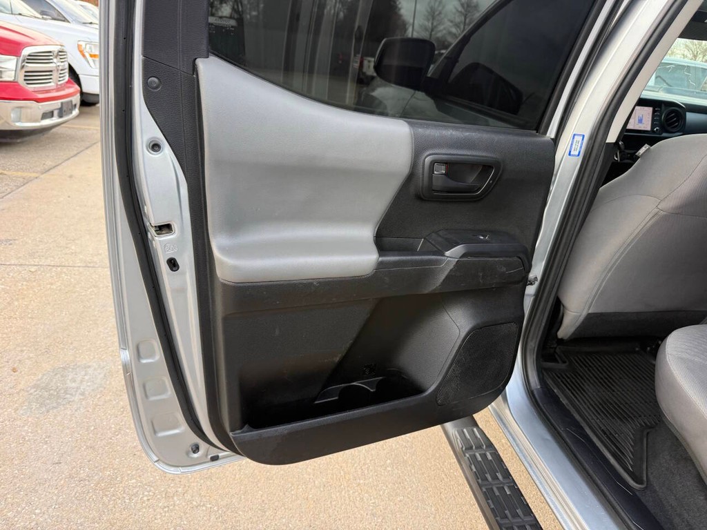 Toyota Tacoma 2WD Vehicle Full-screen Gallery Image 15