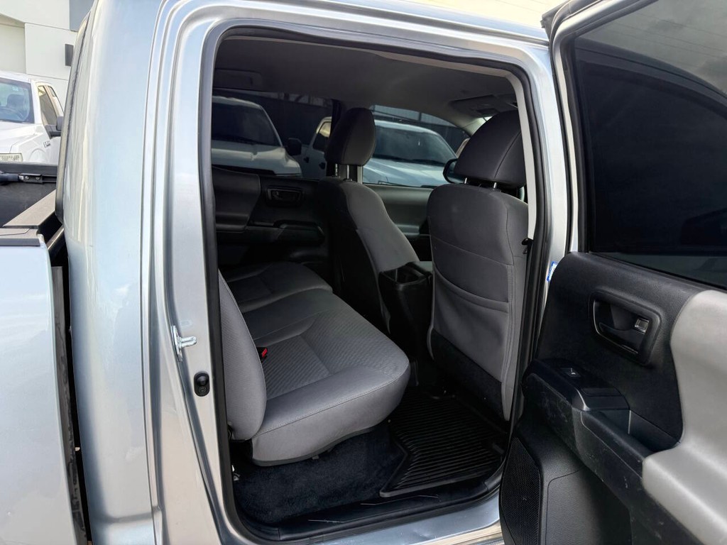 Toyota Tacoma 2WD Vehicle Full-screen Gallery Image 16