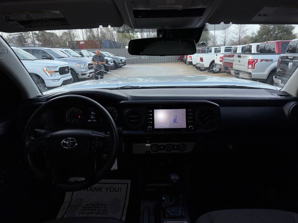 Toyota Tacoma 2WD Vehicle Full-screen Gallery Image 18