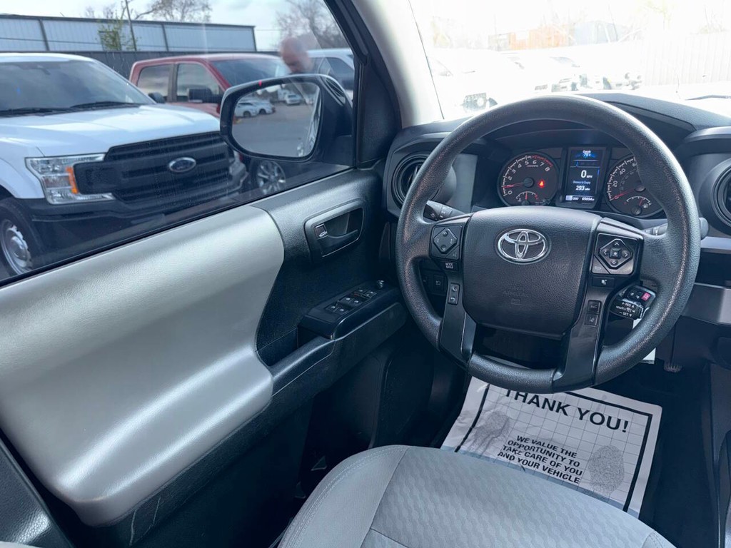 Toyota Tacoma 2WD Vehicle Full-screen Gallery Image 20