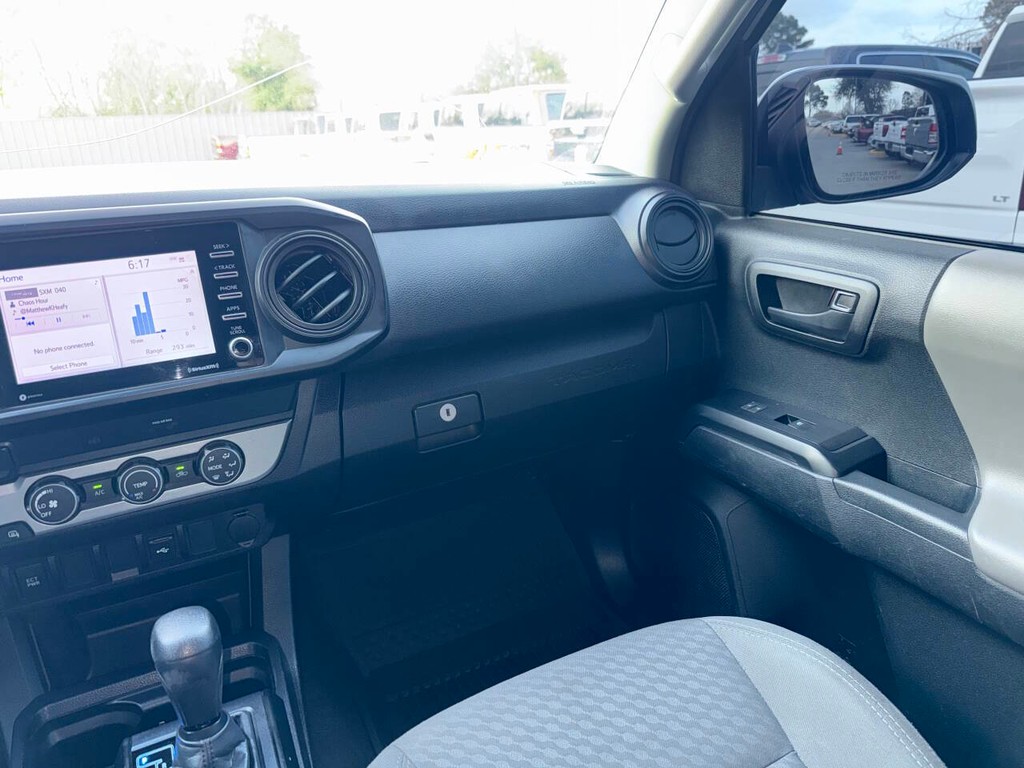 Toyota Tacoma 2WD Vehicle Full-screen Gallery Image 21