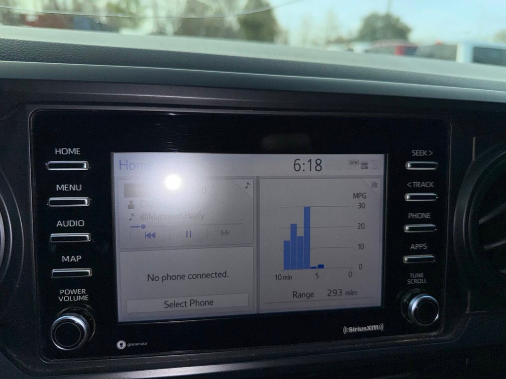 Toyota Tacoma 2WD Vehicle Full-screen Gallery Image 26