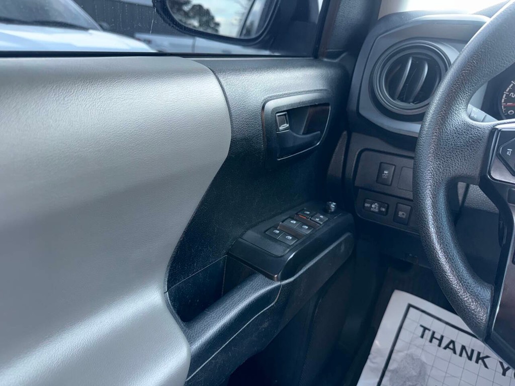 Toyota Tacoma 2WD Vehicle Full-screen Gallery Image 31