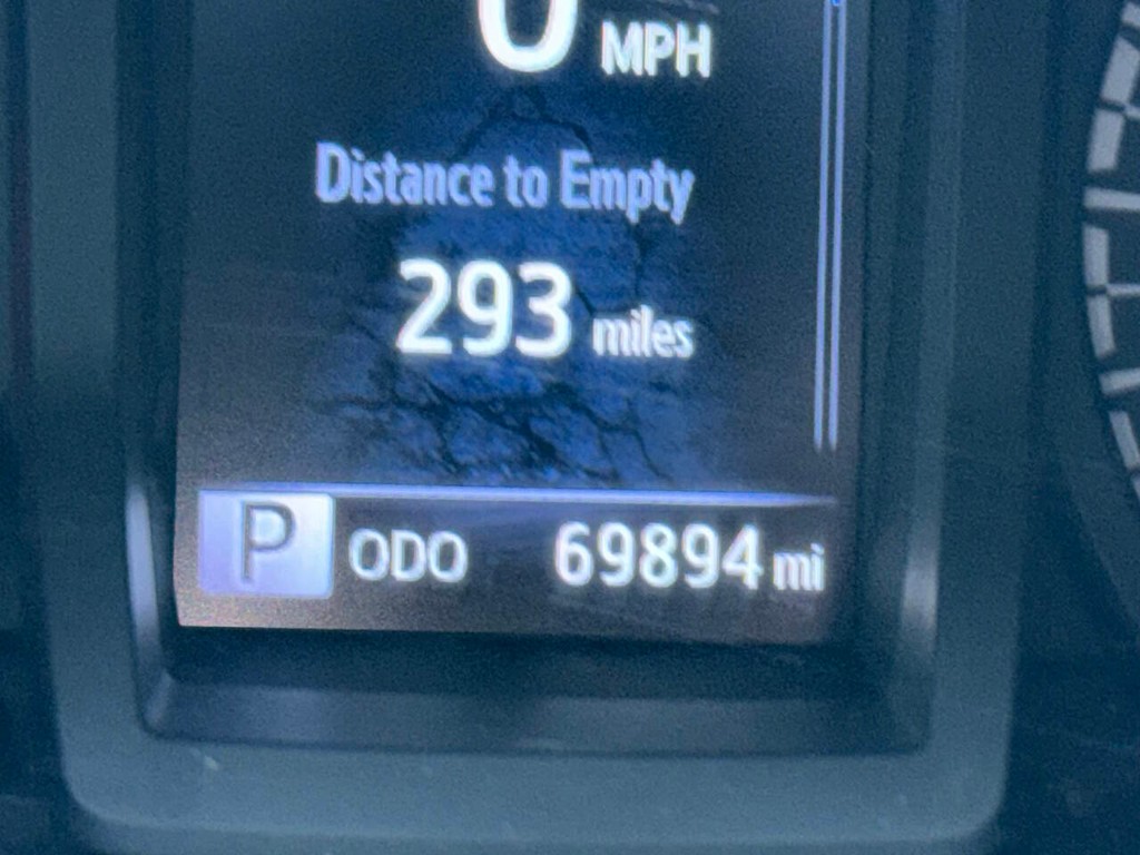 Toyota Tacoma 2WD Vehicle Full-screen Gallery Image 32