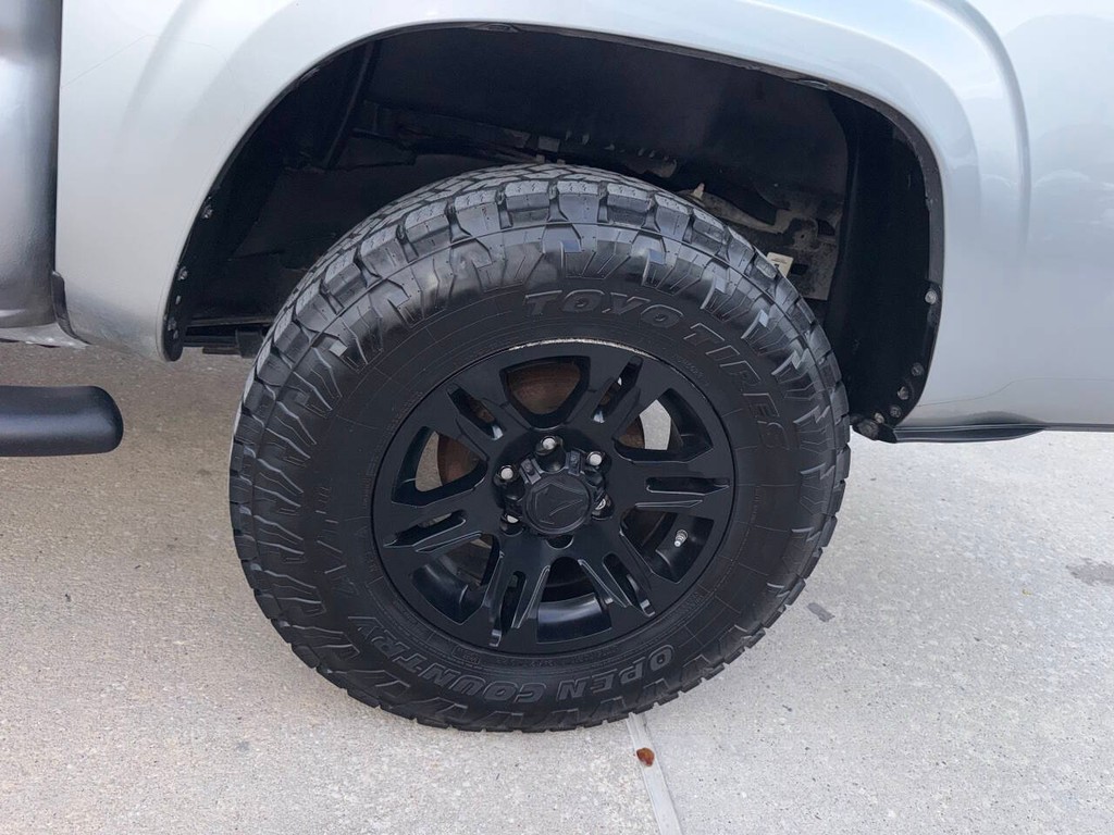 Toyota Tacoma 2WD Vehicle Full-screen Gallery Image 37