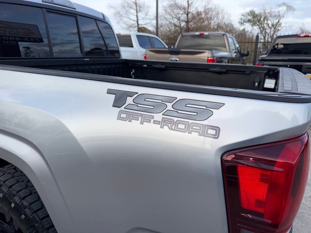 Toyota Tacoma 2WD Vehicle Full-screen Gallery Image 38