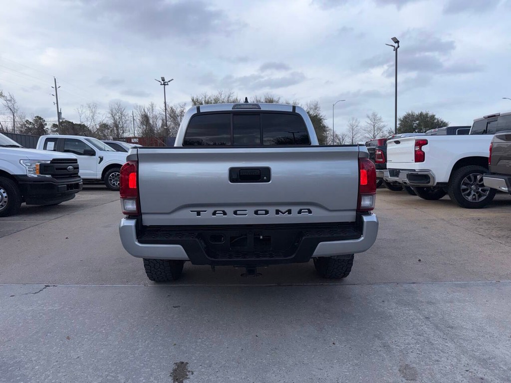 Toyota Tacoma 2WD Vehicle Full-screen Gallery Image 40