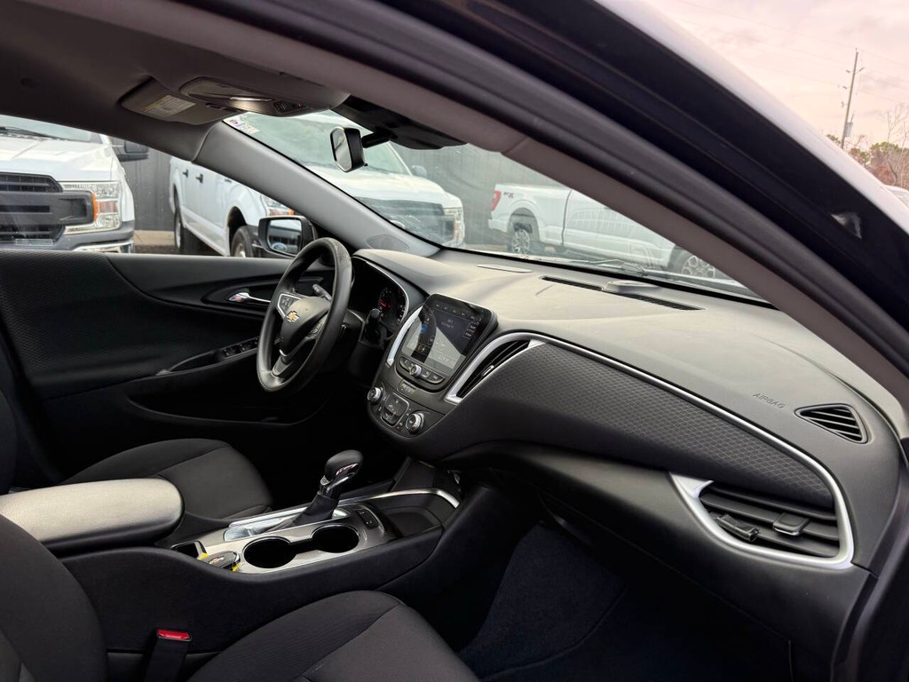 Chevrolet Malibu Vehicle Full-screen Gallery Image 09