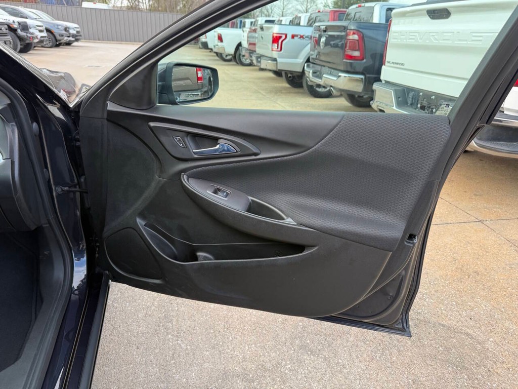 Chevrolet Malibu Vehicle Full-screen Gallery Image 11