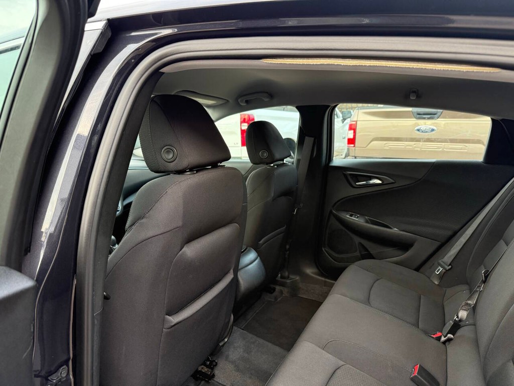 Chevrolet Malibu Vehicle Full-screen Gallery Image 12