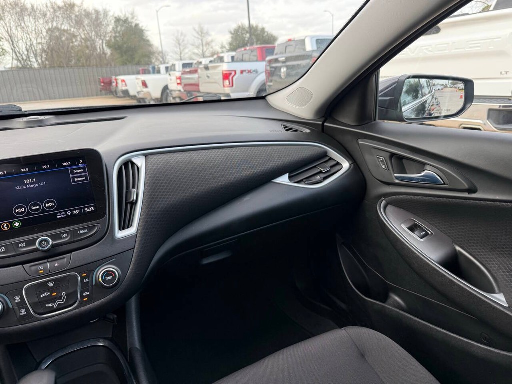 Chevrolet Malibu Vehicle Full-screen Gallery Image 20