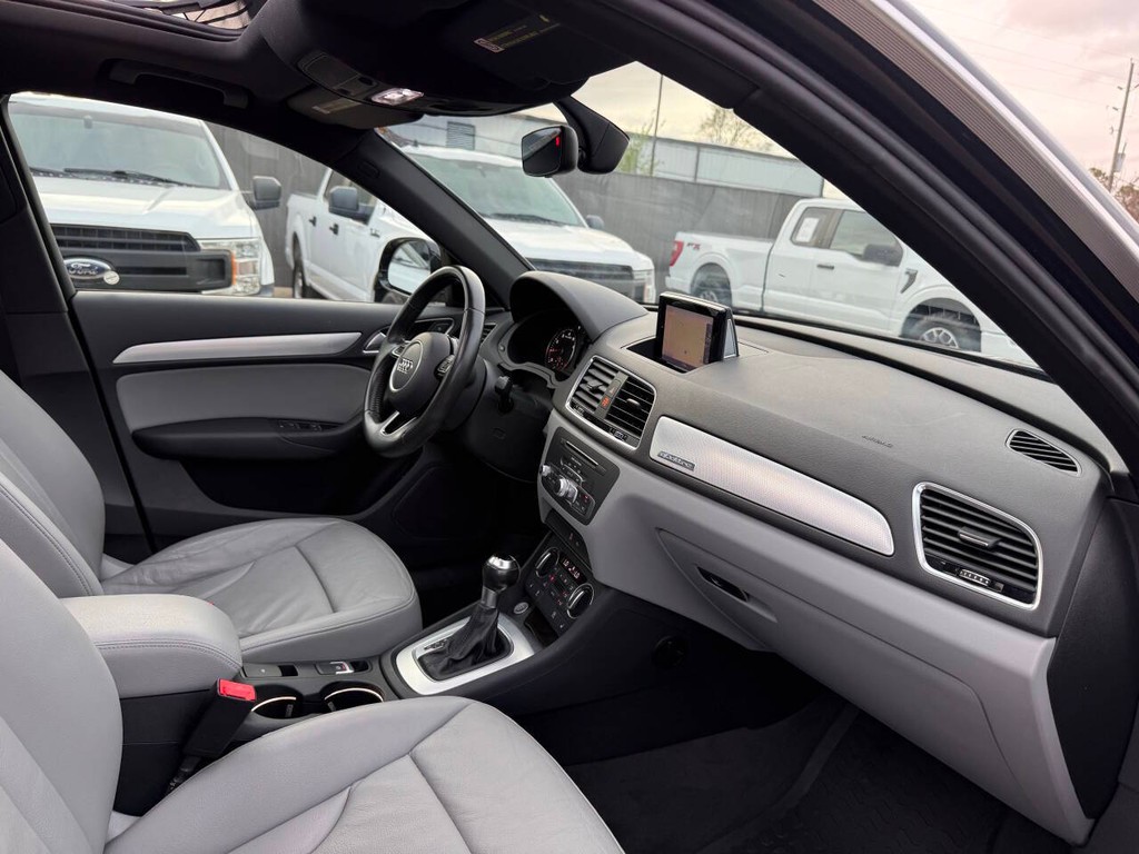 Audi Q3 Vehicle Full-screen Gallery Image 09