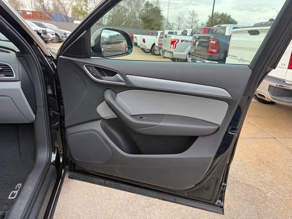 Audi Q3 Vehicle Full-screen Gallery Image 11