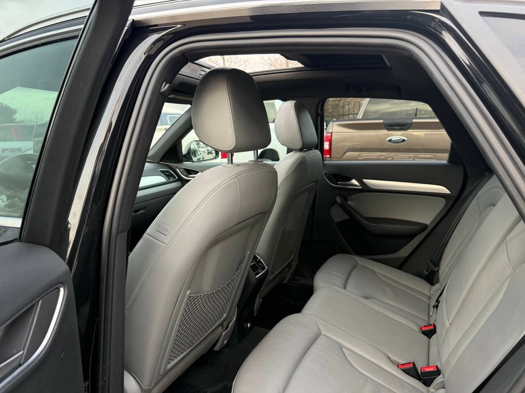 Audi Q3 Vehicle Full-screen Gallery Image 12