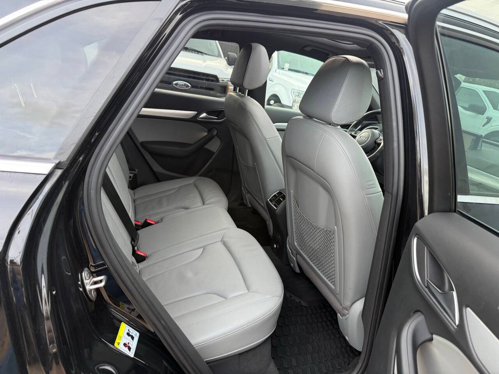 Audi Q3 Vehicle Full-screen Gallery Image 15