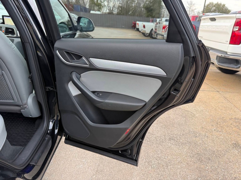 Audi Q3 Vehicle Full-screen Gallery Image 16