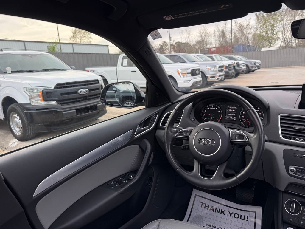 Audi Q3 Vehicle Full-screen Gallery Image 19