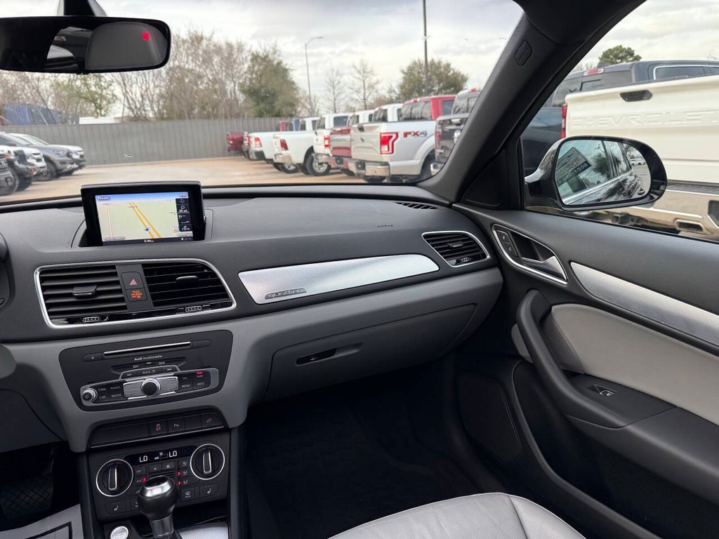 Audi Q3 Vehicle Full-screen Gallery Image 20