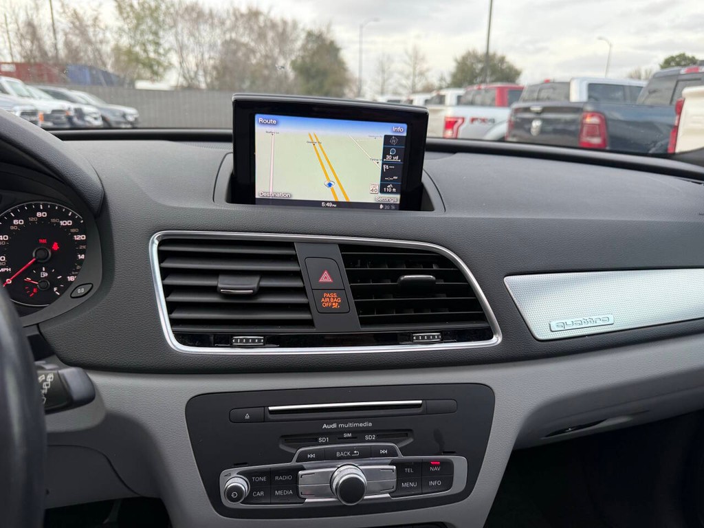 Audi Q3 Vehicle Full-screen Gallery Image 24