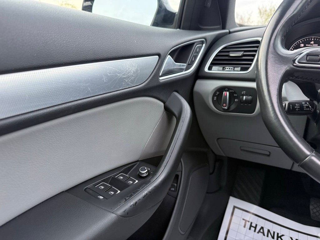 Audi Q3 Vehicle Full-screen Gallery Image 31