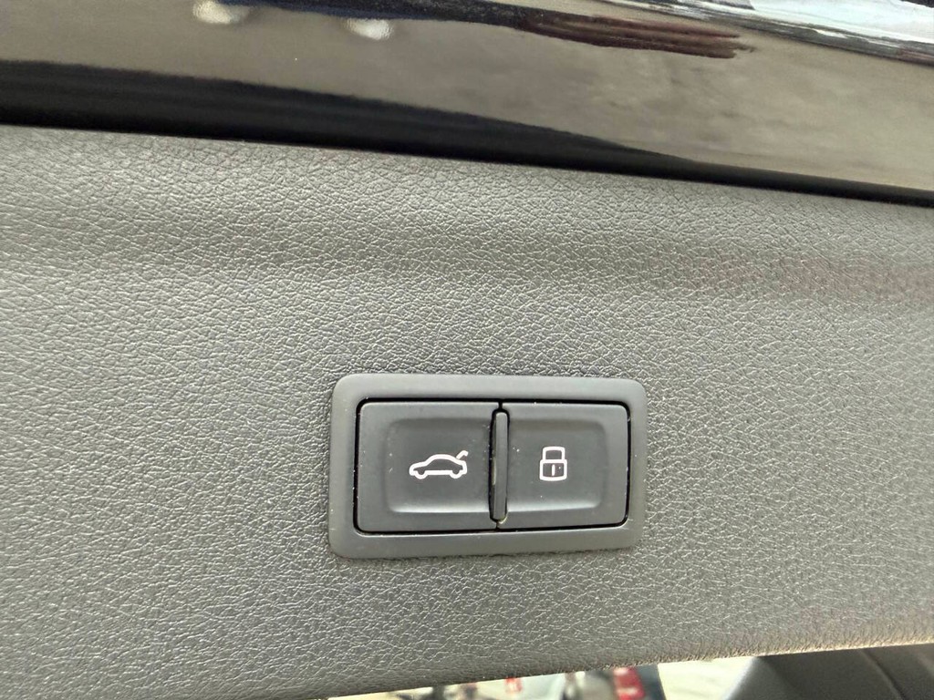 Audi Q3 Vehicle Full-screen Gallery Image 38