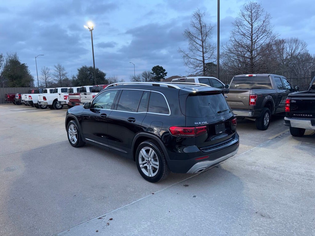 Mercedes-Benz GLB Vehicle Full-screen Gallery Image 04