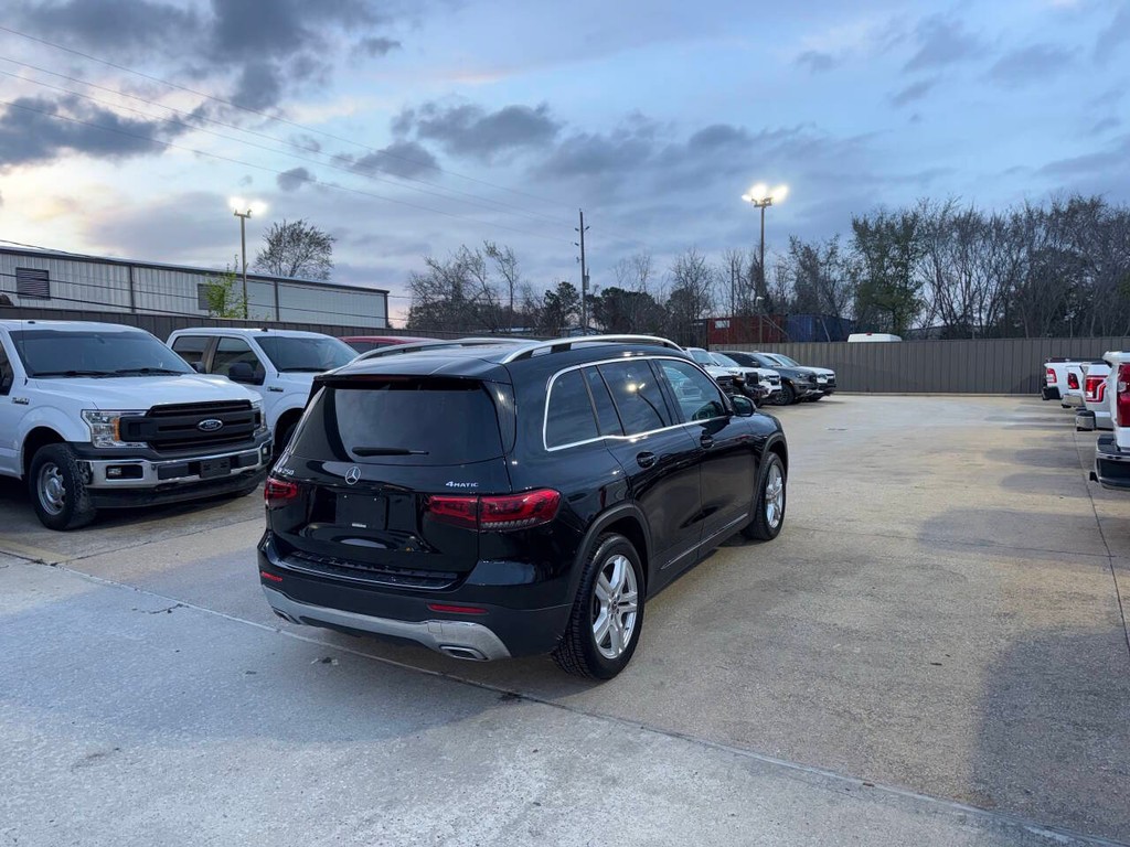 Mercedes-Benz GLB Vehicle Full-screen Gallery Image 05