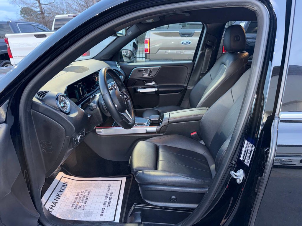 Mercedes-Benz GLB Vehicle Full-screen Gallery Image 07