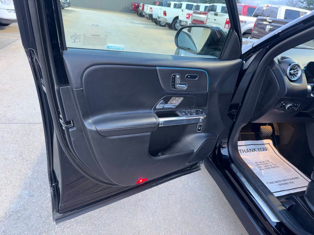 Mercedes-Benz GLB Vehicle Full-screen Gallery Image 08