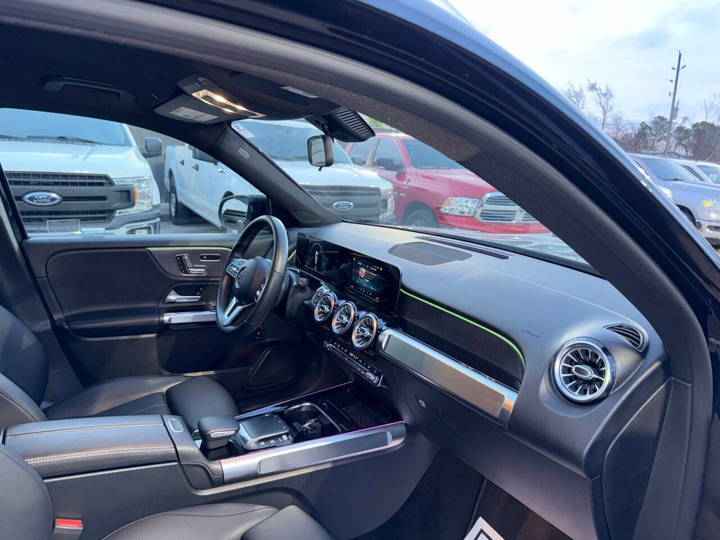 Mercedes-Benz GLB Vehicle Full-screen Gallery Image 09