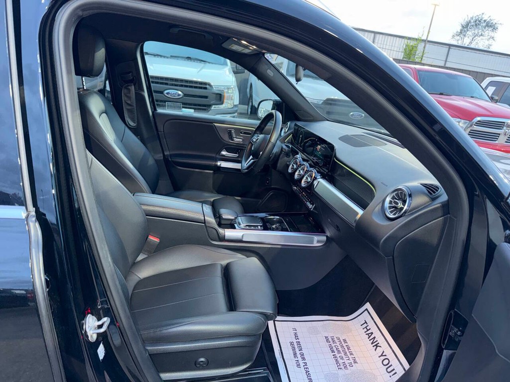 Mercedes-Benz GLB Vehicle Full-screen Gallery Image 10