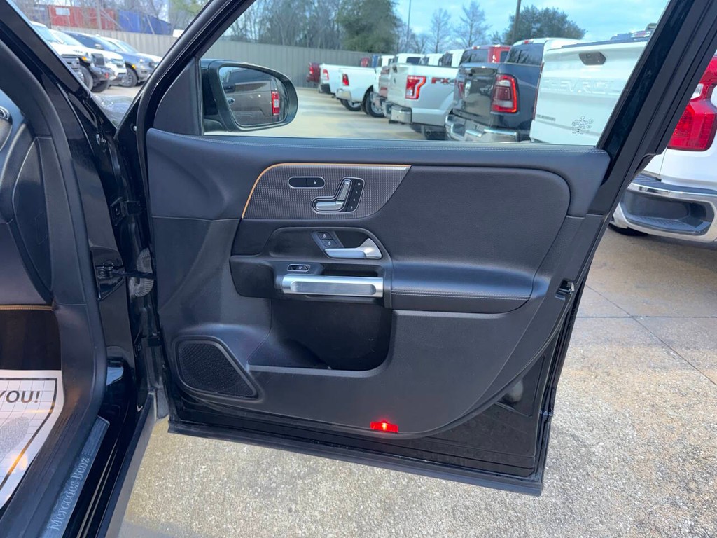 Mercedes-Benz GLB Vehicle Full-screen Gallery Image 11