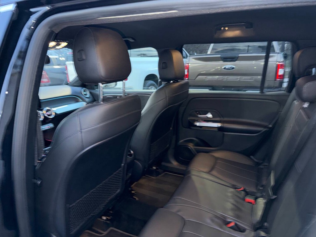 Mercedes-Benz GLB Vehicle Full-screen Gallery Image 12