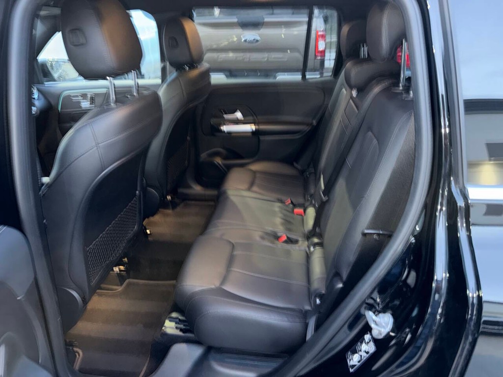 Mercedes-Benz GLB Vehicle Full-screen Gallery Image 13