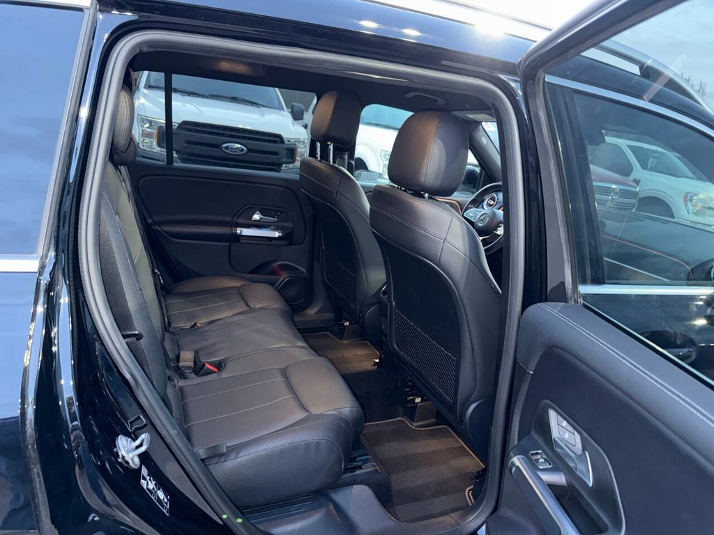 Mercedes-Benz GLB Vehicle Full-screen Gallery Image 15