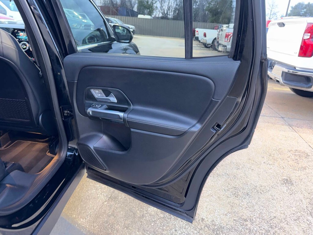 Mercedes-Benz GLB Vehicle Full-screen Gallery Image 16