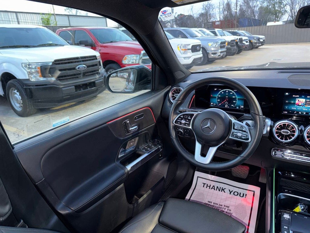 Mercedes-Benz GLB Vehicle Full-screen Gallery Image 19