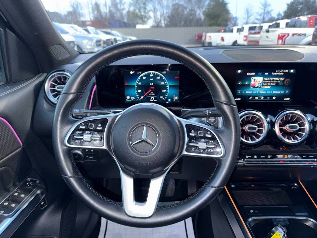 Mercedes-Benz GLB Vehicle Full-screen Gallery Image 22