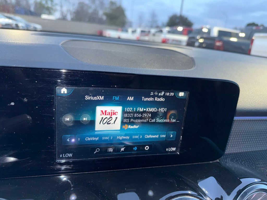 Mercedes-Benz GLB Vehicle Full-screen Gallery Image 25