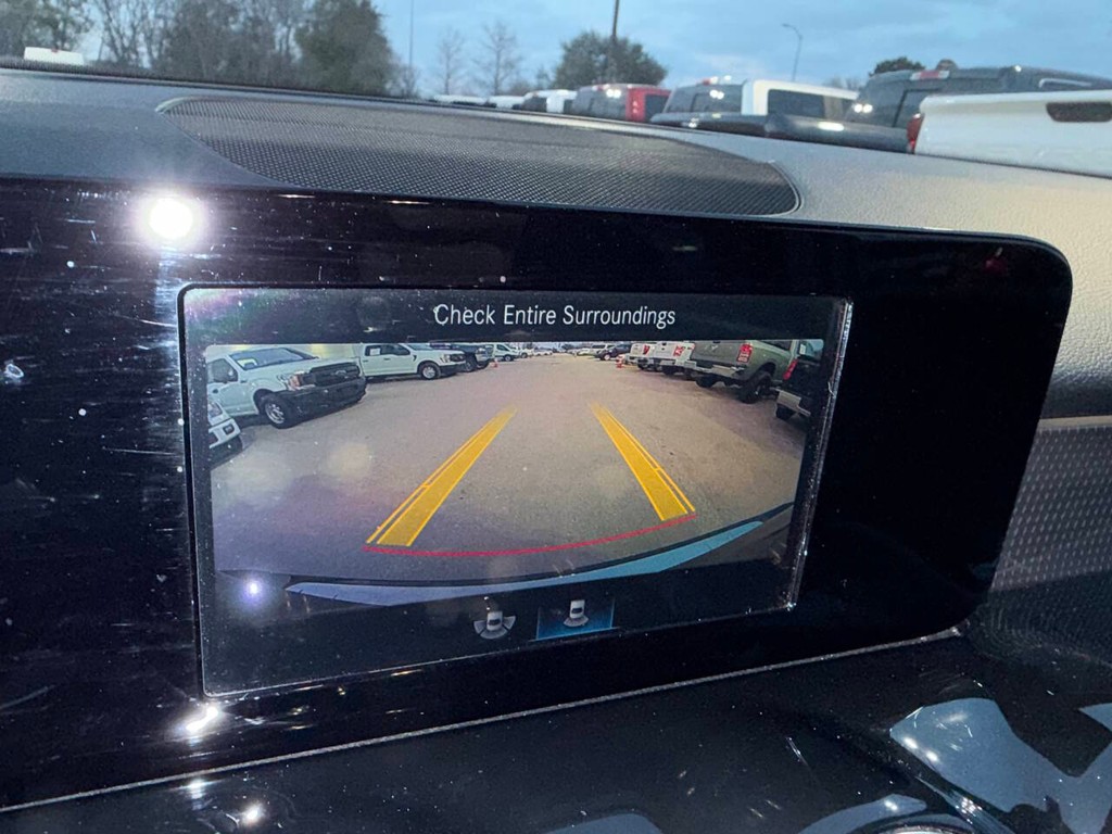 Mercedes-Benz GLB Vehicle Full-screen Gallery Image 26