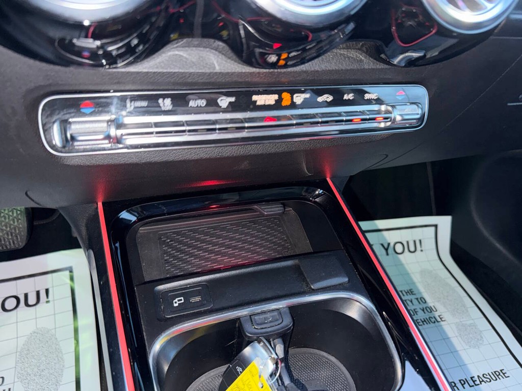 Mercedes-Benz GLB Vehicle Full-screen Gallery Image 28