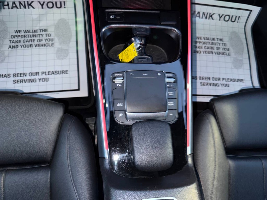 Mercedes-Benz GLB Vehicle Full-screen Gallery Image 29