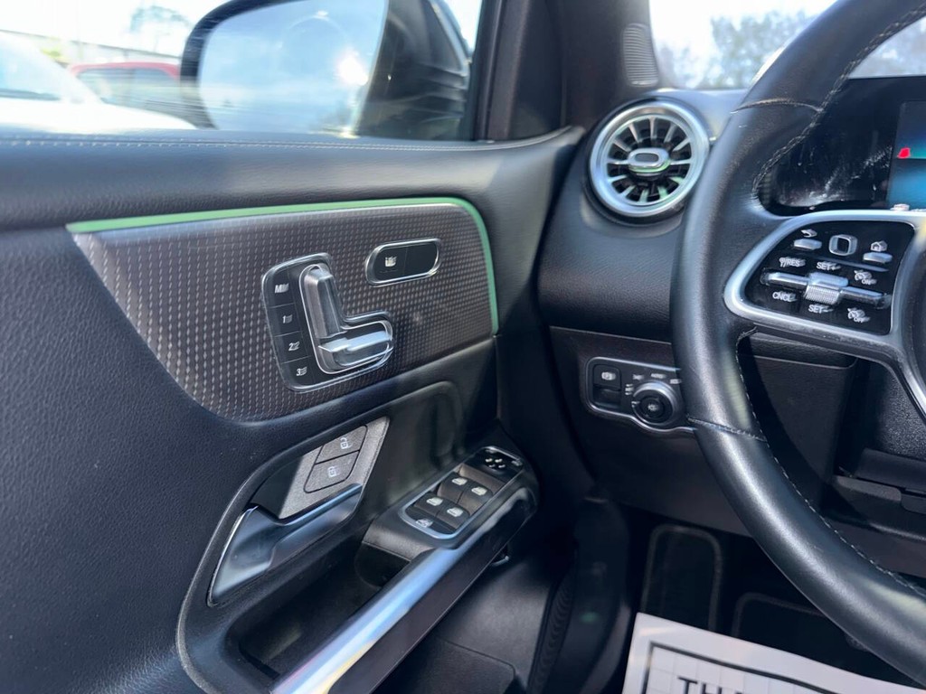 Mercedes-Benz GLB Vehicle Full-screen Gallery Image 30