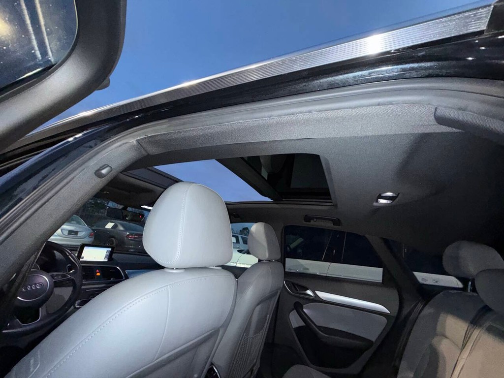 Mercedes-Benz GLB Vehicle Full-screen Gallery Image 32