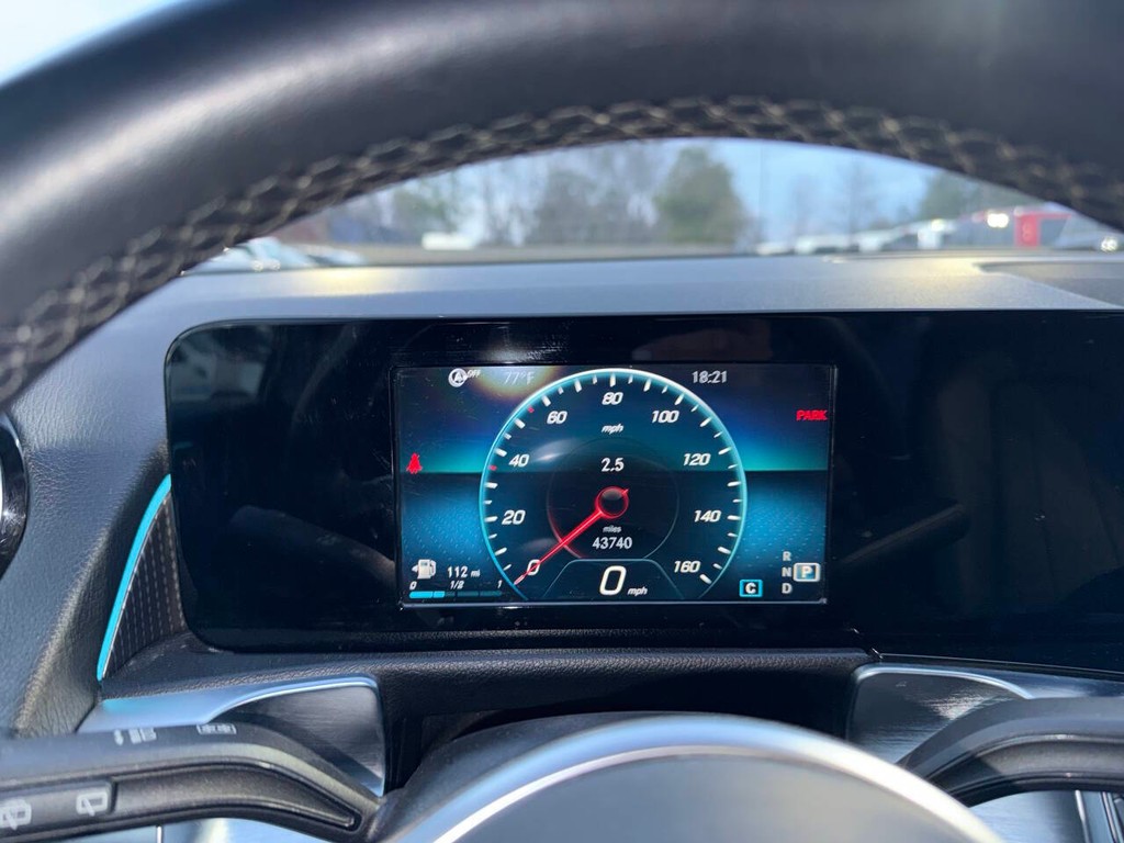 Mercedes-Benz GLB Vehicle Full-screen Gallery Image 33