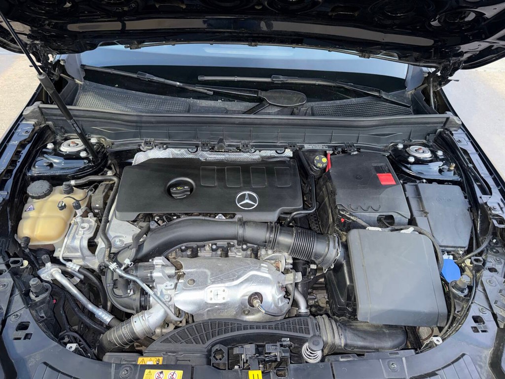 Mercedes-Benz GLB Vehicle Full-screen Gallery Image 36