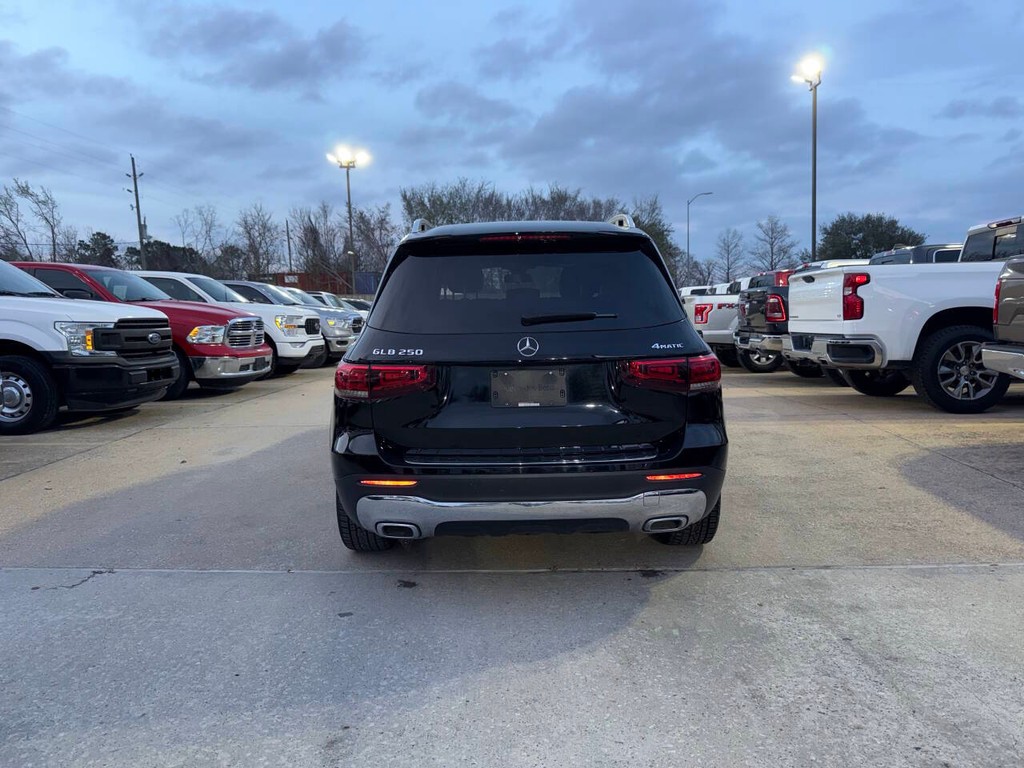 Mercedes-Benz GLB Vehicle Full-screen Gallery Image 40