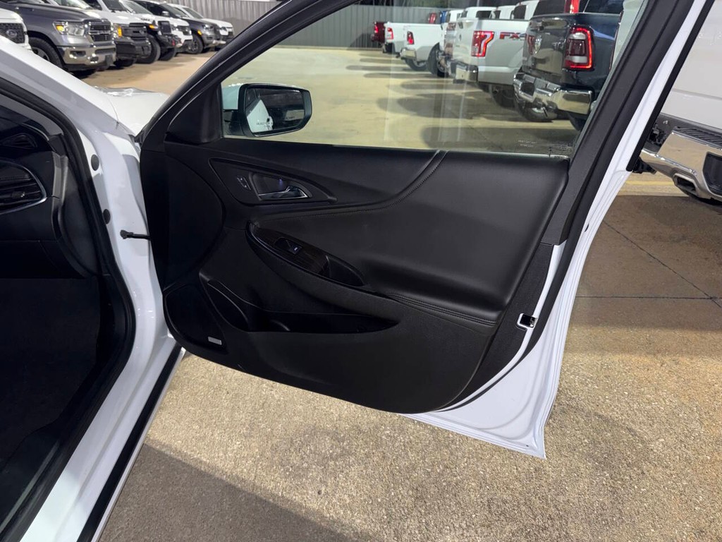 Chevrolet Malibu Vehicle Full-screen Gallery Image 11