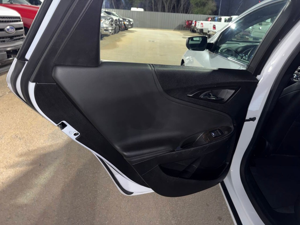 Chevrolet Malibu Vehicle Full-screen Gallery Image 14