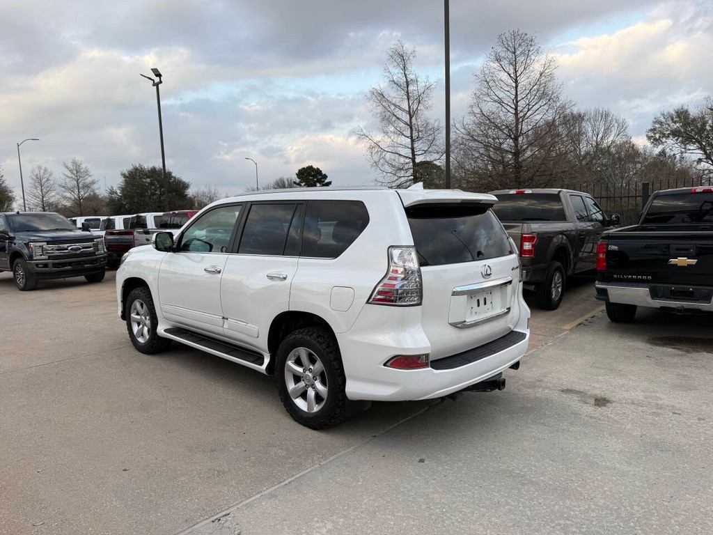 Lexus GX Vehicle Full-screen Gallery Image 04